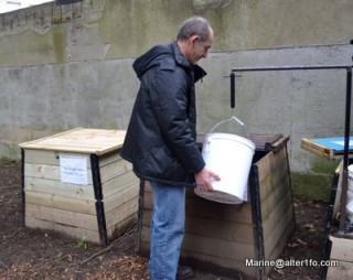 "Jean-Claude Benoit, de Cemagref, en train de peser et vider les déchets organiques du 120, rue de l'Alma, à Rennes