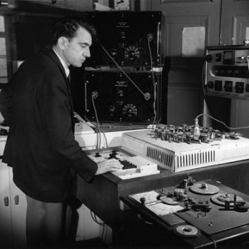 Pierre Schaeffer au phonogène à clavier, photographie de Serge Lido, 1952 © INA