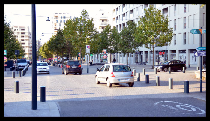 (Septembre 2024) : Place Jeanne Laurent : Signalétique Zone de rencontre disparue ! 