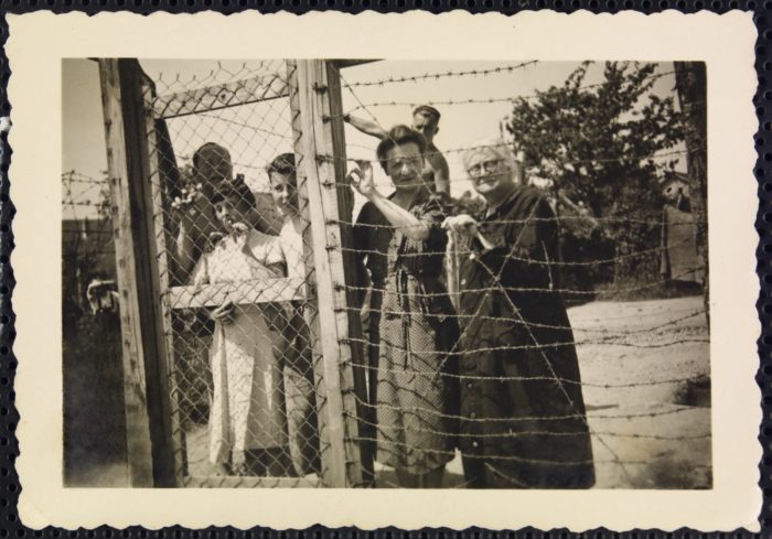 Photographie prise lors de l'internement des époux Francis et Suzanne Josse au camp des nomades à Rennes en 1942. 