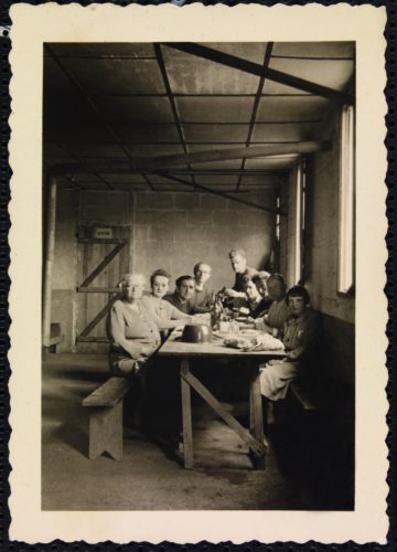 Camp des nomades - Musée de Bretagne : Photographie prise lors de l'internement des époux Francis et Suzanne Josse au camp des nomades à Rennes en 1942. Tout à droite, les époux Josse.