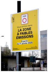 panneau affichant la date du 1er janvier 2025, mis en service de la ZFE et interdiction de circulation aux vehicules n'ayant pas de vignette crit'Air